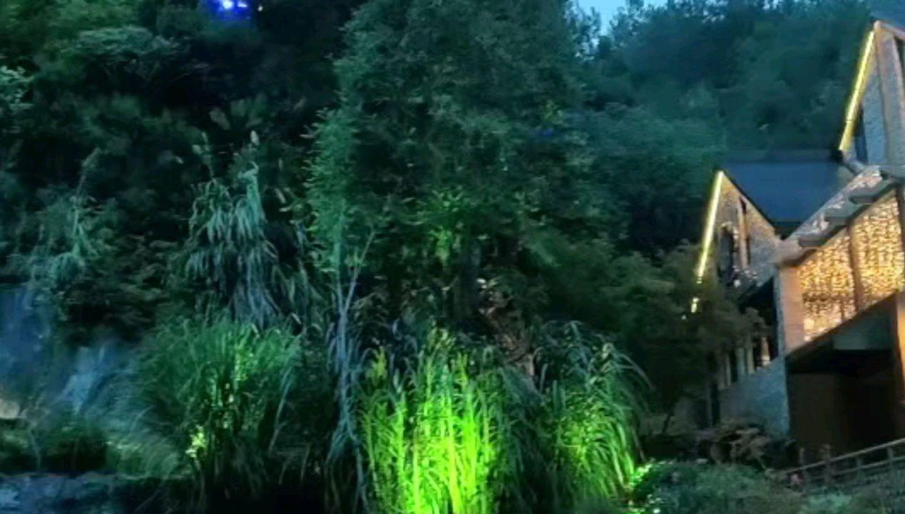 在网络里认识的男的给女的每个月7000块钱这钱是否可以收下就是要与女的搞对象？游戏画面